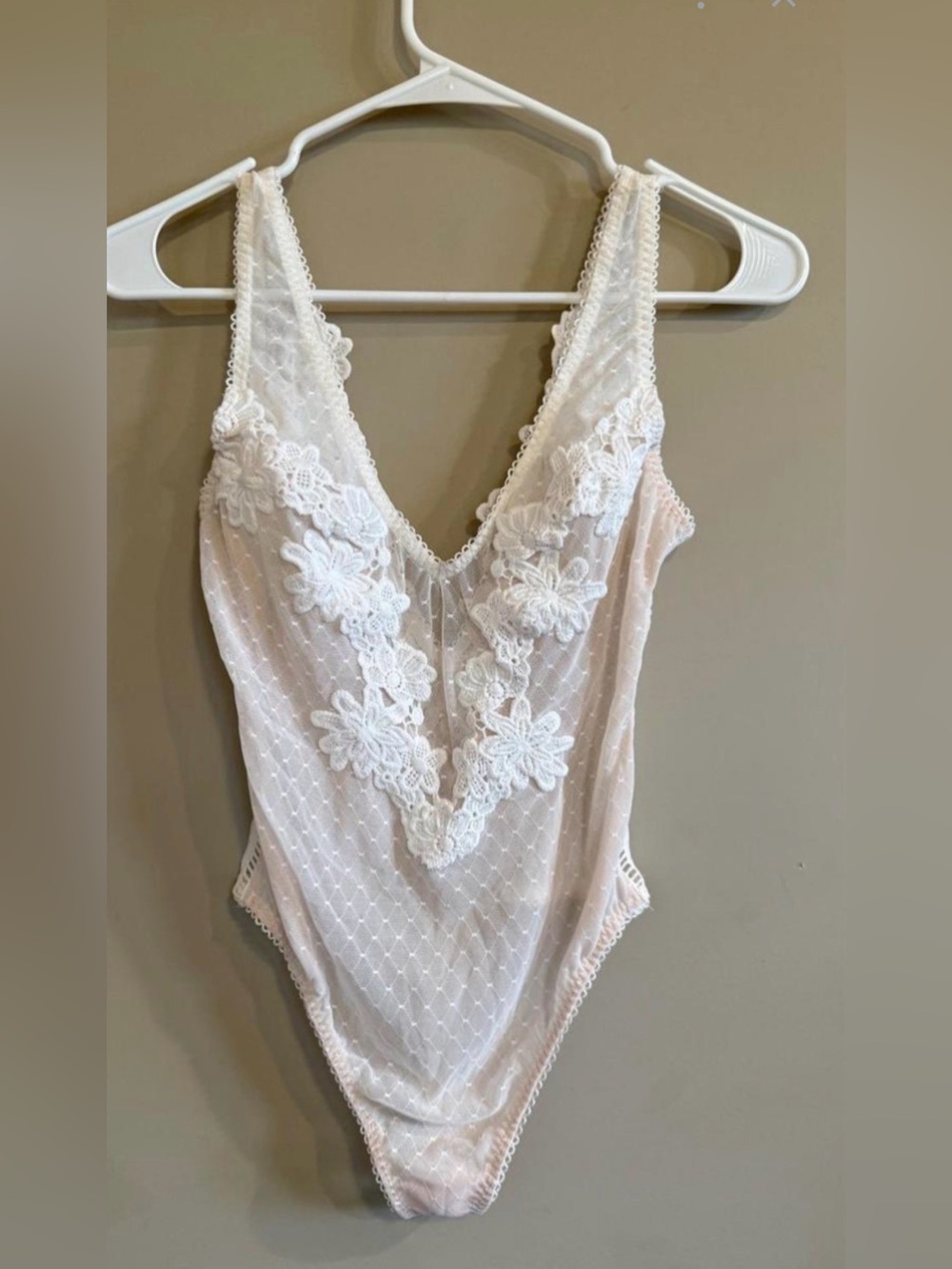 Victoria’s Secret Nude Lace V-Neck Bodysuit Floral Lace Teddy Women’s Medium